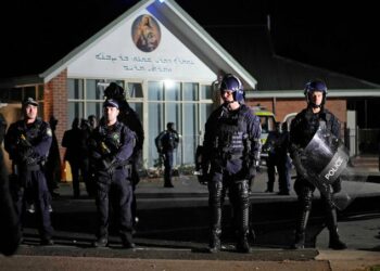 Adolescentes planeaban comprar armas y atacar a judíos tras ataque a un sacerdote en Sydney, según la policía