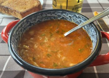 Una mujer casi mata a su pareja con un hueso de sopa por una discusión política