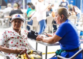 Residentes de la 10 de Octubre se benefician con jornada de servicios médicos