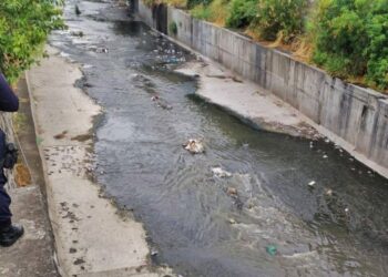 Comandos de Salvamento rescata a un hombre que cayó en el río Acelhuate