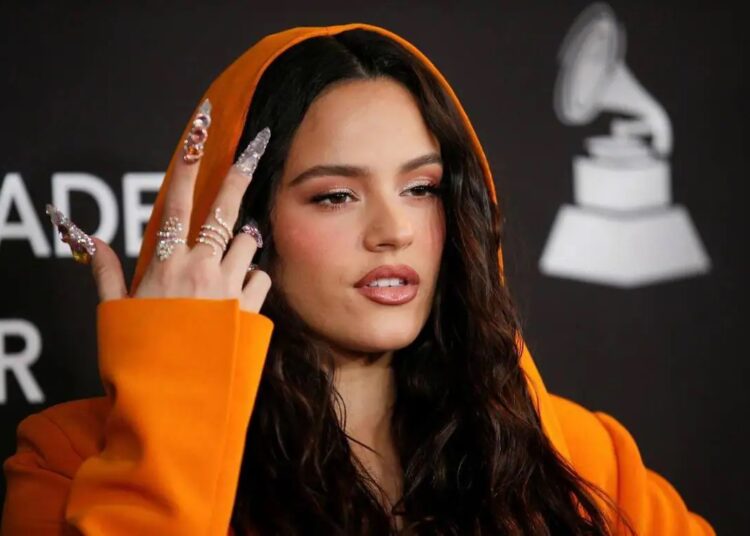 Rosalía se paseó por Los Ángeles con una escandalosa blusa transparente