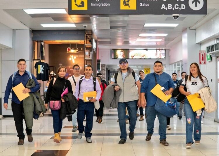 Ministro Rolando Castro anuncia la salida de un nuevo contingente de salvadoreños para trabajar en Canadá