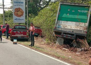 Seis vehículos chocaron en carretera Panamericana de San Salvador hacia San Miguel