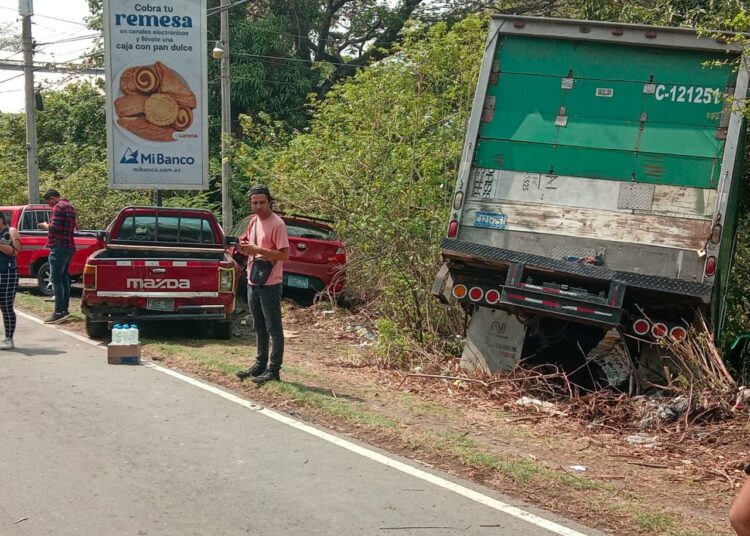 Seis vehículos chocaron en carretera Panamericana de San Salvador hacia San Miguel