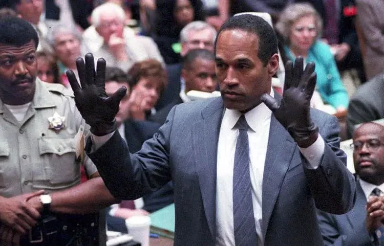 Un misterio que lleva tres décadas sin resolverse: los guantes ensangrentados que cambiaron el juicio de O.J. Simpson