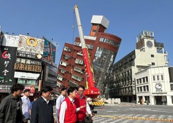 Taiwán: rescatistas buscan a más de cien personas atrapadas entre los escombros tras el terremoto