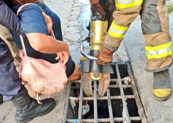 Liberan a una mujer que accidentalmente cayó en un tragante en la ciudad de Sonsonate
