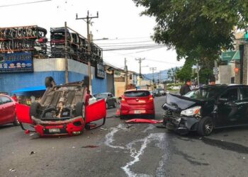 Triple accidente de tránsito en San Salvador deja una persona lesionada