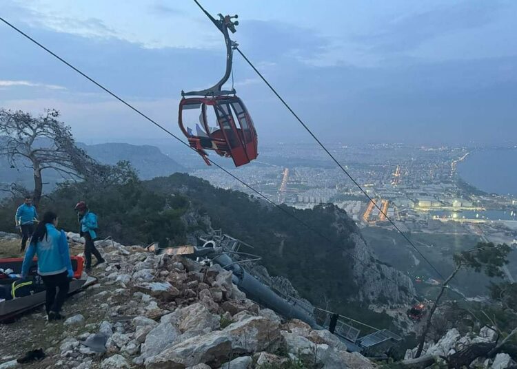 Al menos un muerto y 10 heridos por el choque de un teleférico en Turquía