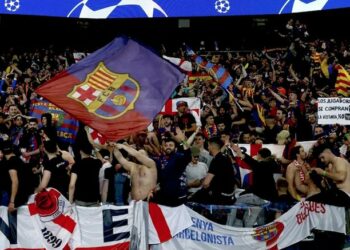 La UEFA abre expediente disciplinario al Barça por saludos nazis y gestos racistas de sus aficionados en París