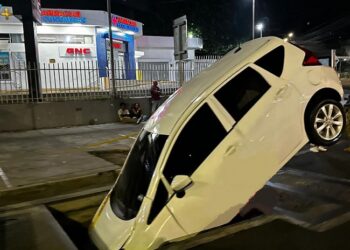 Vehículo cae en pozo de cableado subterráneo de la Zona Rosa en San Salvador