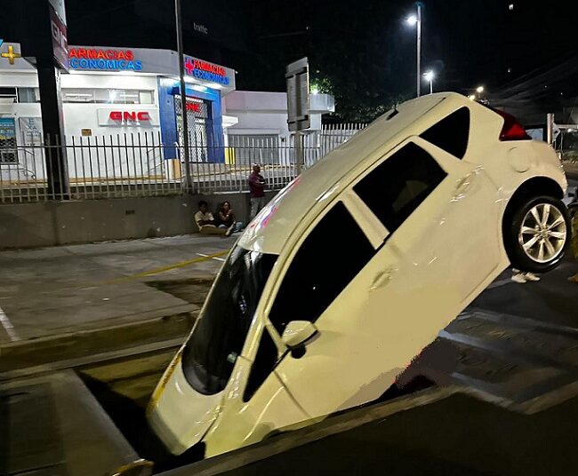 Vehículo cae en pozo de cableado subterráneo de la Zona Rosa en San Salvador
