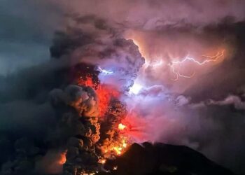 Alerta máxima en Indonesia por la erupción del volcán monte Ruang que amenaza con provocar un tsunami