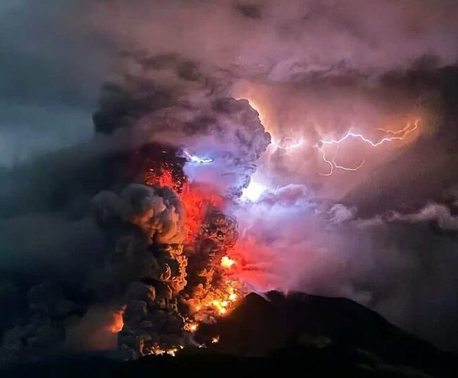 Alerta máxima en Indonesia por la erupción del volcán monte Ruang que amenaza con provocar un tsunami