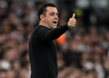 Xavi Hernández da marcha atrás y seguirá en el banquillo del Barcelona al menos un año más