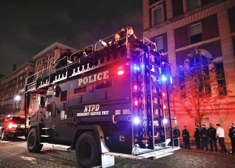 La Policía desalojó a estudiantes del edificio de la Universidad de Columbia que están contra la guerra en Gaza