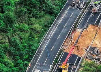 Carretera colapsa en China y deja al menos 24 muertos