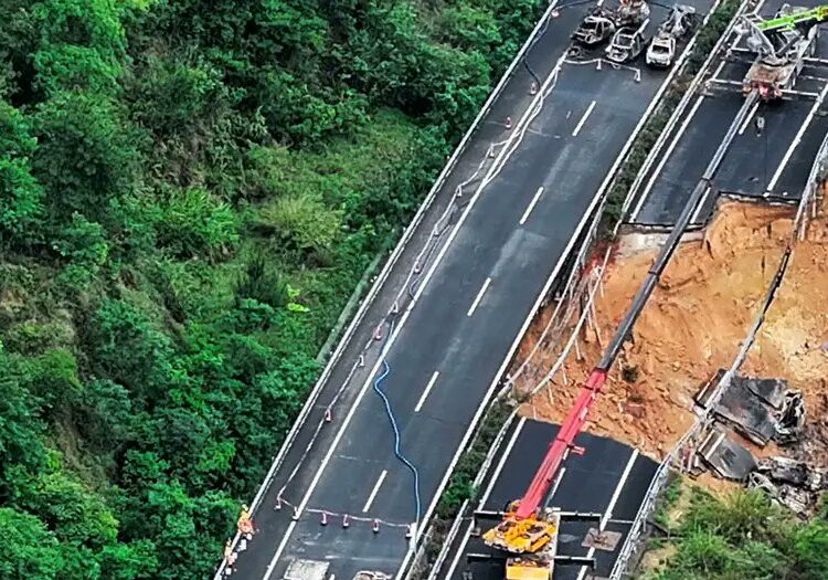 Carretera colapsa en China y deja al menos 24 muertos