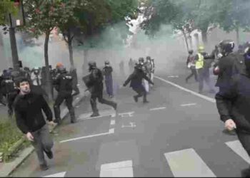 (VIDEO) La policía reprime una manifestación de los sindicatos en Francia