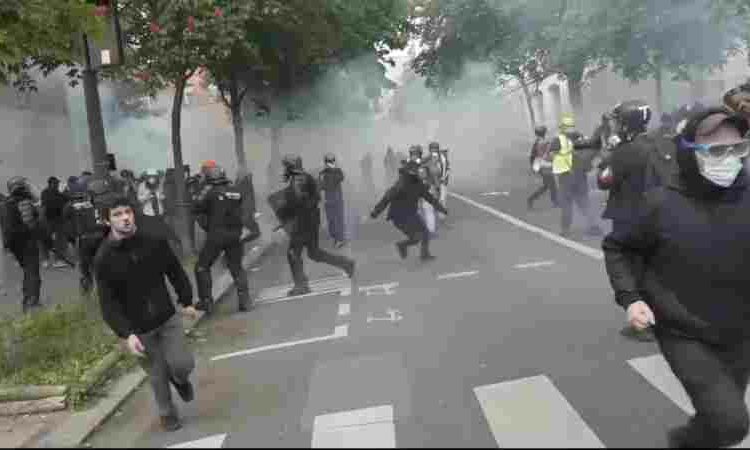(VIDEO) La policía reprime una manifestación de los sindicatos en Francia