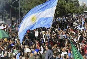 Sindicatos de Argentina conmemoran el 1 de Mayo en la calle en rechazo a la «motosierra» de Milei