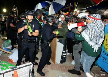Crecen las tensiones en la UCLA ante la orden policial de dispersar a los manifestantes que se oponen a la guerra en Gaza