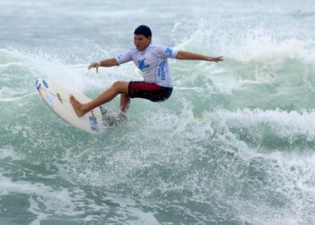 Deifry Méndez y Jason Molina continuarán en el repechaje del ISA World Junior Surfing 2024