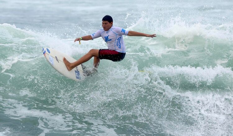 Deifry Méndez y Jason Molina continuarán en el repechaje del ISA World Junior Surfing 2024