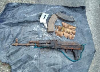 Encuentran arma de guerra frente al colegio Padre Arrupe de Soyapango