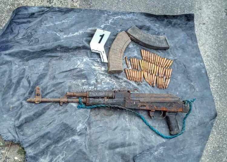 Encuentran arma de guerra frente al colegio Padre Arrupe de Soyapango