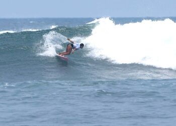 Salvadoreños dan la pelea en el repechaje del ISA World Junior Surfing Championship