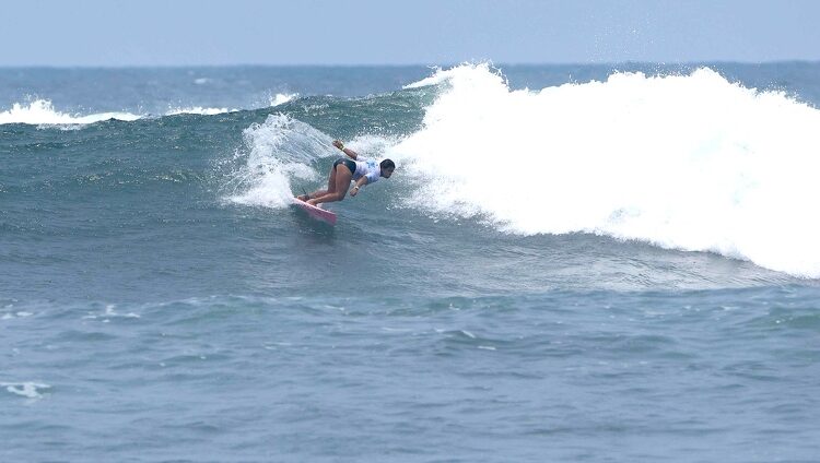 Salvadoreños dan la pelea en el repechaje del ISA World Junior Surfing Championship