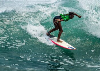 Moody y Ramos avanzaron en el repechaje del ISA World Junior Surfing Championship