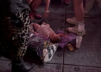 Polémica por la foto de un bebé en el suelo en un concierto de Taylor Swift