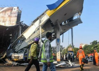 (VIDEO) Al menos 14 muertos y más de 70 heridos por la caída de una enorme valla publicitaria en Bombay, India