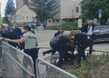 (IMÁGENES FUERTES) El momento del ataque contra el primer ministro eslovaco, Robert Fico