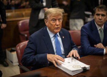 Defensa de Trump trata de desacreditar al testigo de la fiscalía, el abogado que negoció el acuerdo de silencio de la exactriz porno