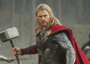 La razón por la que Chris Hemsworth odiaba usar la capa de Thor
