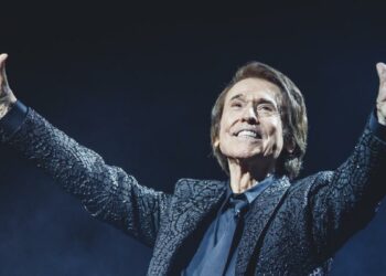 Raphael supera los 80: su nombre con «ph», su relación con Edith Piaf y su nexo con ACDC