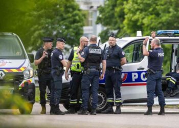 Despliegan importante operativo policial tras asesinato de agentes penitenciarios en Francia
