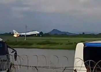 (VIDEO) Un Boeing de la aerolínea Garuda Indonesia aterriza de emergencia tras incendiarse uno de sus motores