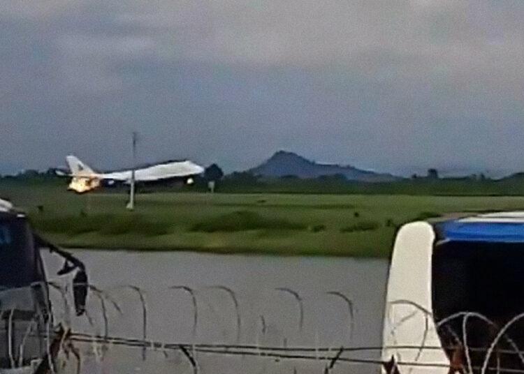 (VIDEO) Un Boeing de la aerolínea Garuda Indonesia aterriza de emergencia tras incendiarse uno de sus motores