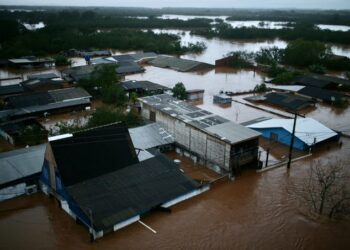 (VIDEOS) Se agravan las inundaciones en Brasil: hay 31 muertos, 74 desaparecidos y se rompió una represa