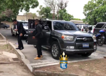 Rodeado de guardaespaldas, José Chicas, alcalde de San Salvador Este, llega a toma de posesión