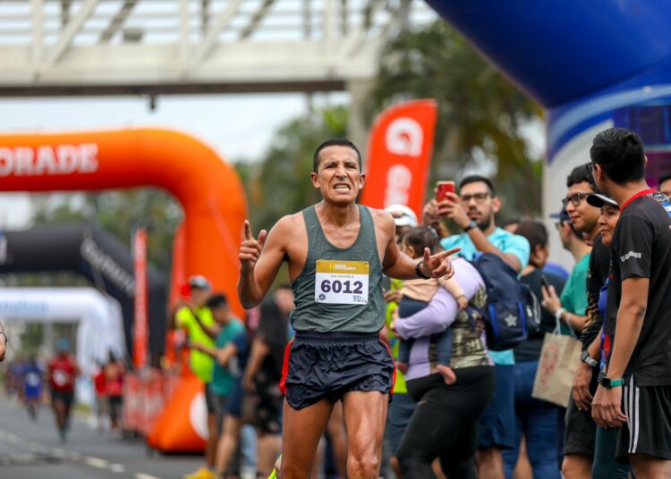 Francis Merino Monroy ganó primer lugar de 21 kilómetros Máster D, de la Media Maratón Bicentenario de la Fuerza Armada