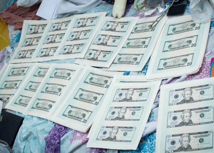 Giran 30 órdenes de captura contra red dedicada a estafa y falsificación de dinero