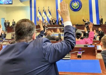 Christian Guevara reitera que el nuevo reto legislativo es contribuir a mejorar la economía