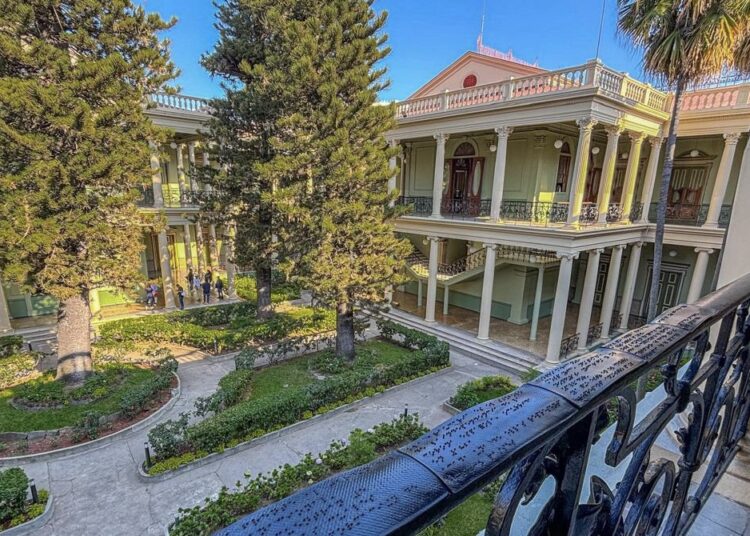 Realizan obras de mantenimiento al interior del Palacio Nacional