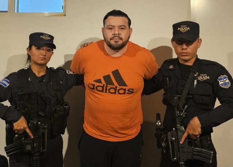 Presentan requerimiento contra Comisionado Presidencial Christian Flores por corrupción