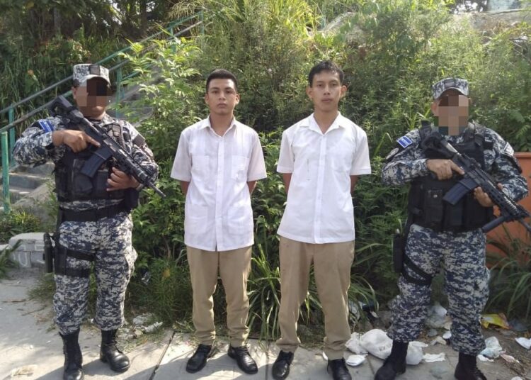 Detienen a estudiantes involucrados en las pandillas que hirieron a otro alumno